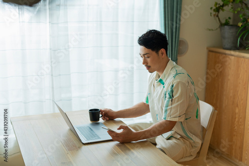 テレワークをする男性