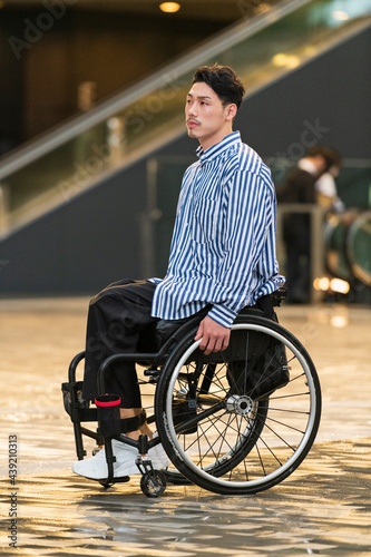 車椅子で出かける男性