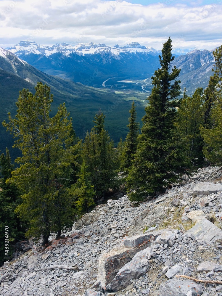 Obraz premium Stunning views of Banff National Park from Sulfur mountain ridge