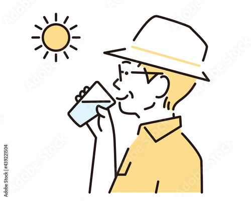 シンプル　イラスト　グラスの水を飲む高齢の男性