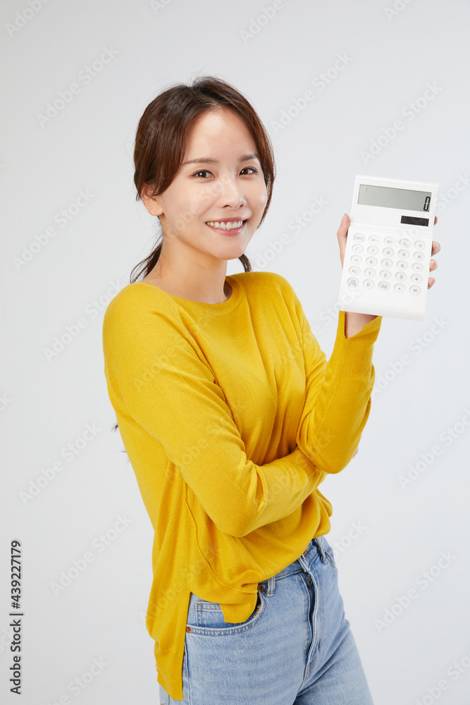여자, 사람, 인물사진, 서있는, 노란색 니트, 스웨터, 표정, 미소, 웃는, 기쁨, 놀람, 귀여운, 학생, 계산기, 계산, 정산, 손동작 여자, 사람, 인물사진, 서있는, 노란색 니트, 스웨터, 표정, 미소, 웃는, 기쁨, 놀람, 귀여운, 학생, 계산기, 계산, 정산, 손동작