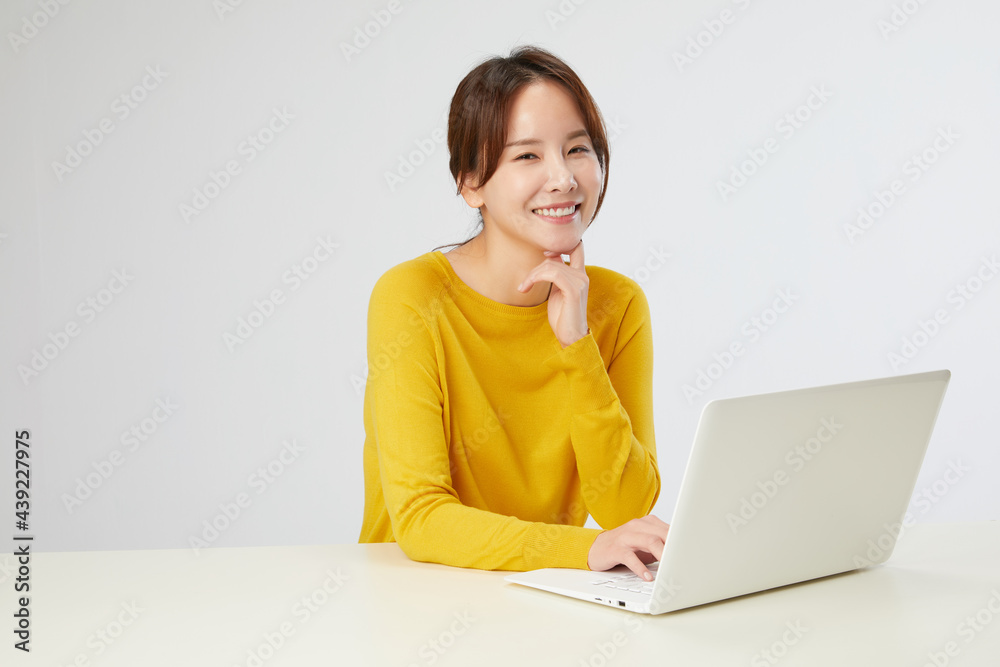 노트북, 여자, 흰색 테이블, 인물사진, 앉아있는, 노란색 니트, 스웨터, 미소, 손동작, 학생 노트북, 여자, 흰색 테이블, 인물사진, 앉아있는, 노란색 니트, 스웨터, 미소, 손동작, 학생