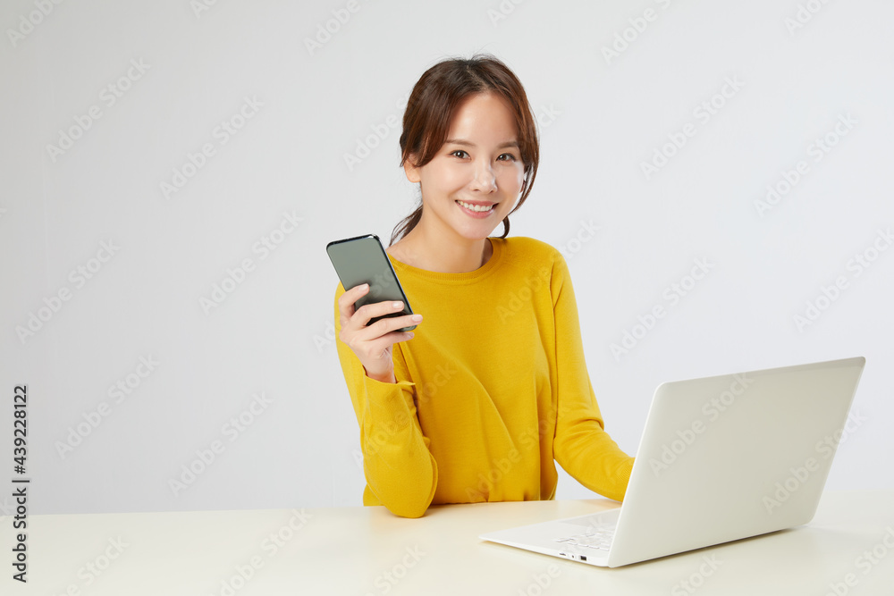 노트북, 스마트폰, 모바일, 핸드폰, 여자, 흰색 테이블, 인물사진, 앉아있는, 노란색 니트, 미소 노트북, 스마트폰, 모바일, 핸드폰, 여자, 흰색 테이블, 인물사진, 앉아있는, 노란색 니트, 미소