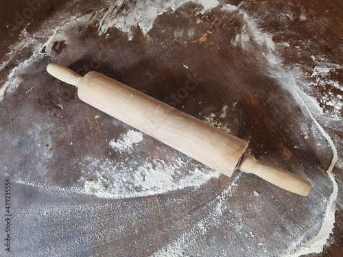 Mattarello e farina sul tavolo, Rolling pin and flour on the table photo