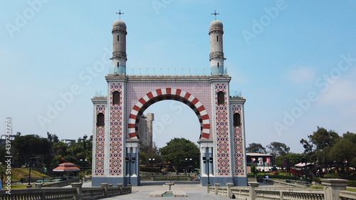 Parque de Amistad en el distrito de Surco de la Capital de Lima - Perú. Panoramic view of Friendship Park in the district of Santiago de Surco in the capital of Lima - Peru