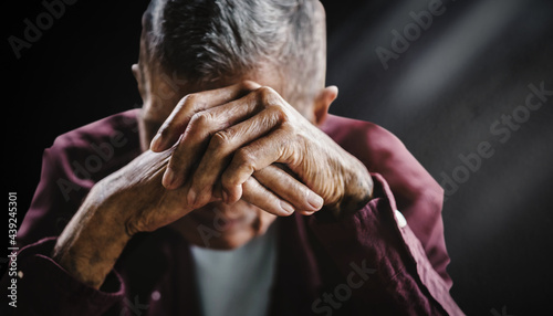 Fotografia senior man covering his face with his hands