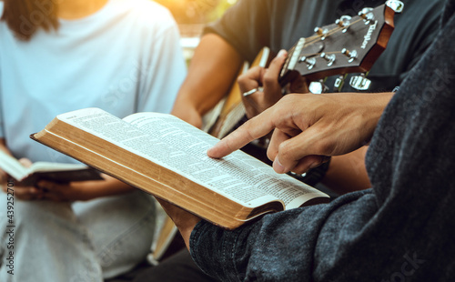Cuadro en lienzo Group of people reading bible,praying and worship god.
