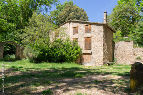 Image of an old abandoned farmhouse in the town of Moia © Joan Manel Moreno