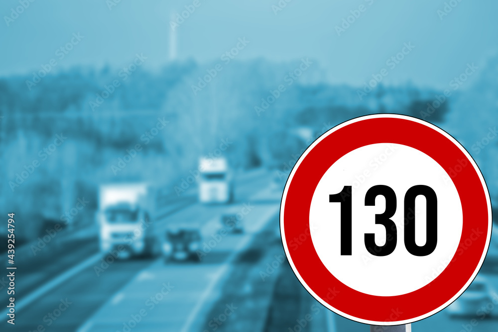 Eine Autobahn und Verkehrszeichen Tempolimit 130 km/h - obrazy, fototapety, plakaty 