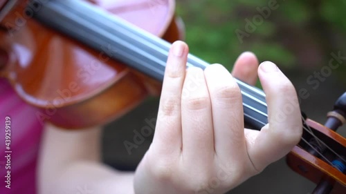 violino 04, mano che suona violino