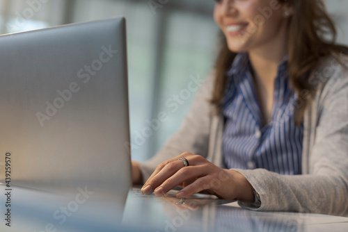 Canvastavla Office worker typing on a laptop