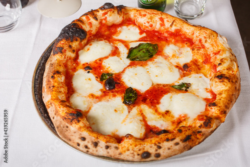 Pizza napoletana margherita con pomodoro, mozzarella e basilico