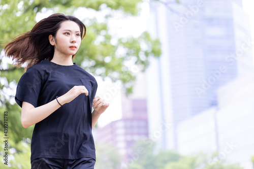 ランニングしている女性 