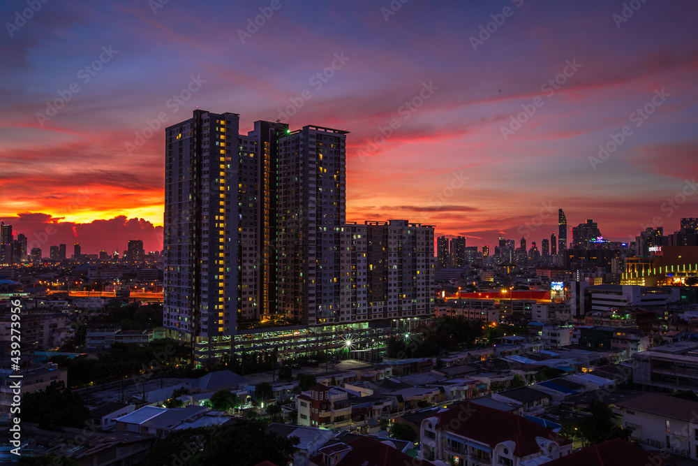 Obraz premium panoramic high-angle evening background of the city view,with natural beauty and blurred sunsets in the evening and the wind blowing all the time,showing the distribution of city center accommodation