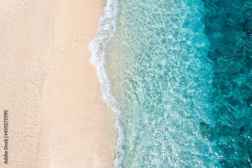 Strand mit Wellen © Jenny Sturm