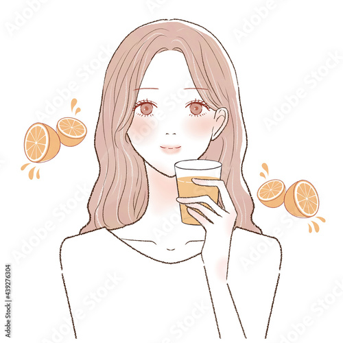 オレンジジュースを飲む女性