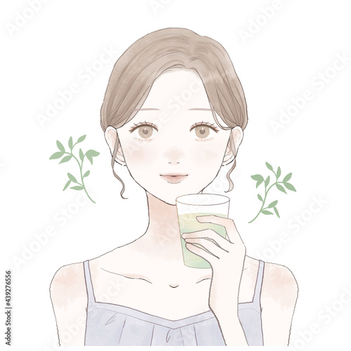 冷たいお茶を飲む女性