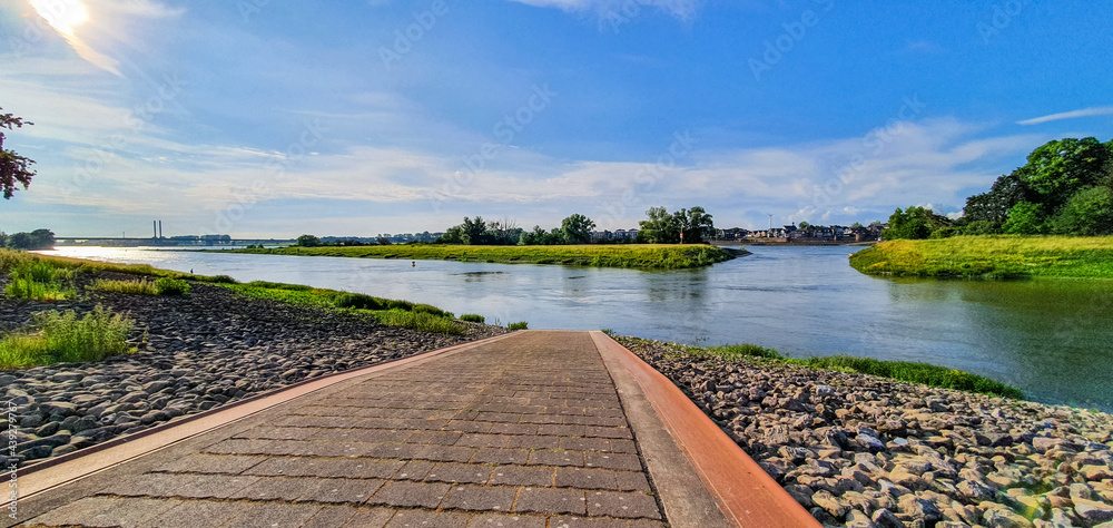 Panorama mit Reeser Rheinbrücke und Blick auf das gegenüberliegende Rheinufer mit Rees am Niederrhein (NRW)