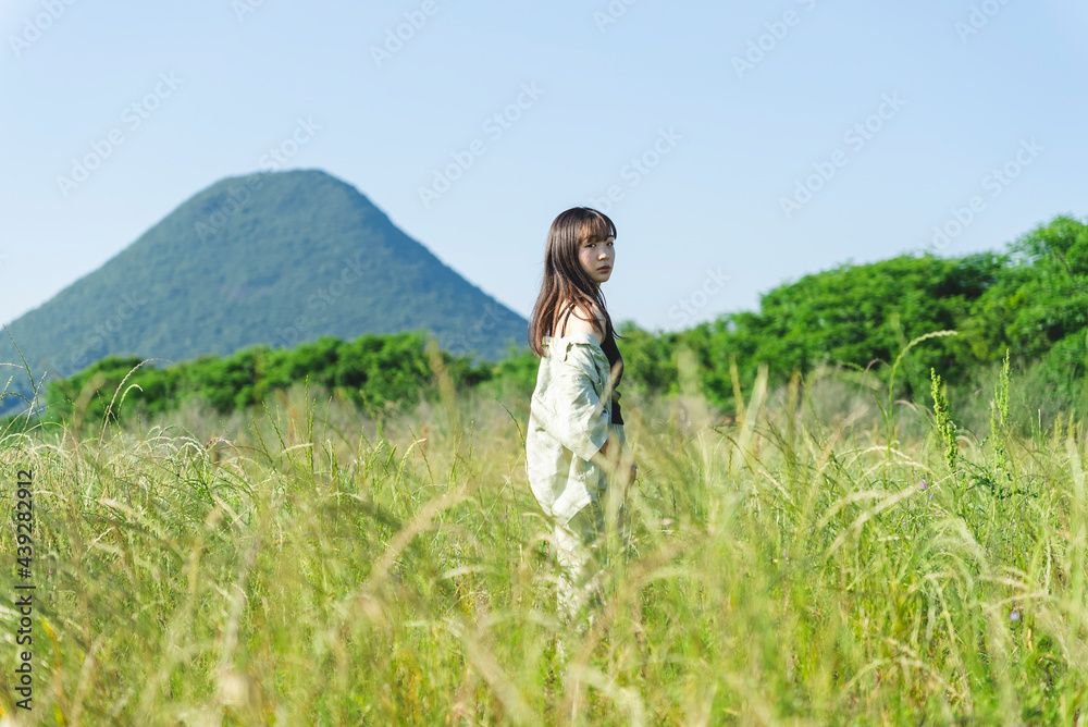 散策する女性 散策する女性