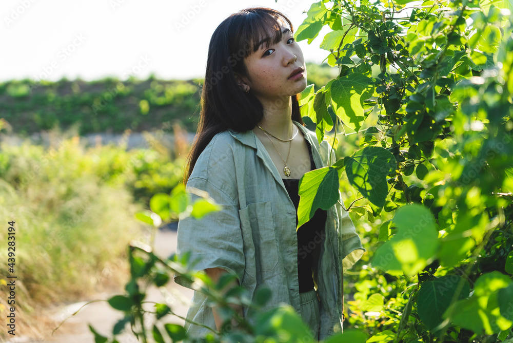 散策する女性 散策する女性
