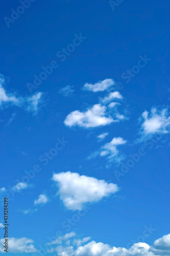 空の風景(青空) 雲が踊る紺碧の青空