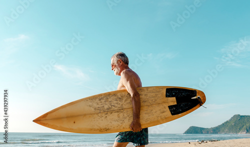 Canvas Print Surfer at a nice beach