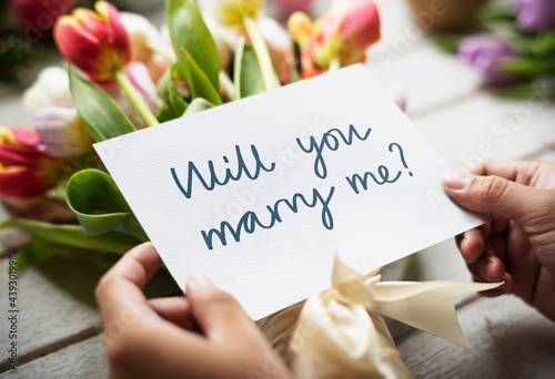 Valokuva Bouquet of flowers with a Will you marry me? card