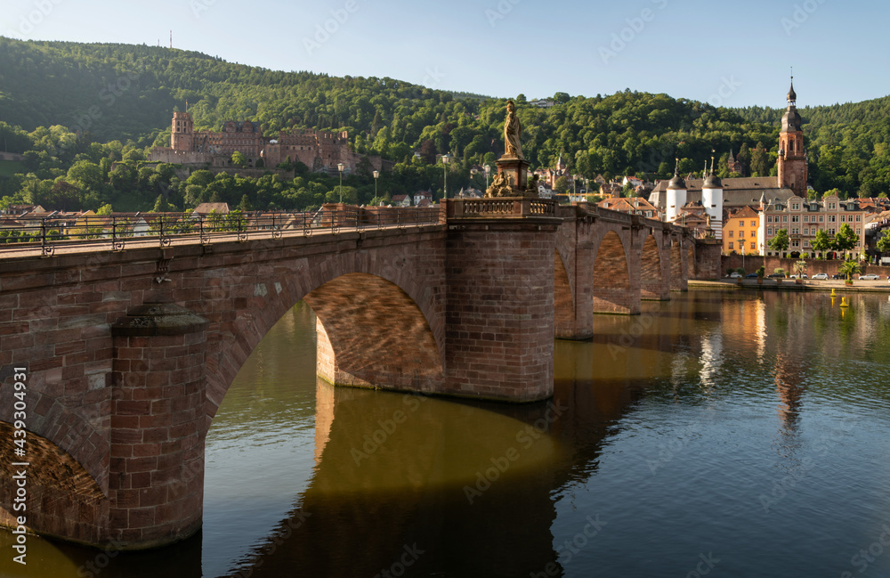 Alte Brücke in Heidelberg mit Blick auf Schloß und Brückentor, in der Morgensonne.