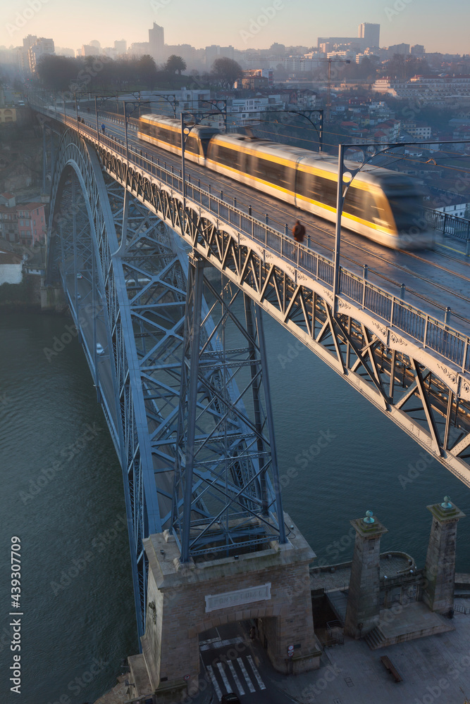 Fototapeta premium The Porto Metro tram on the Ponte Luis I on a winter morning