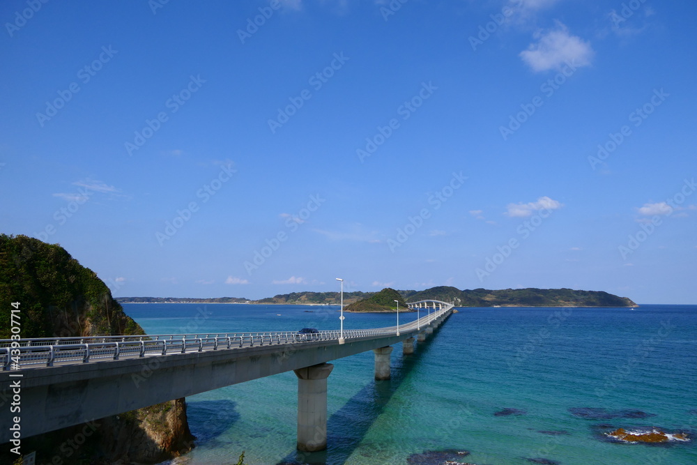 海士ヶ瀬戸海峡に架かる角島大橋。下関、山口、日本。10月中旬。
