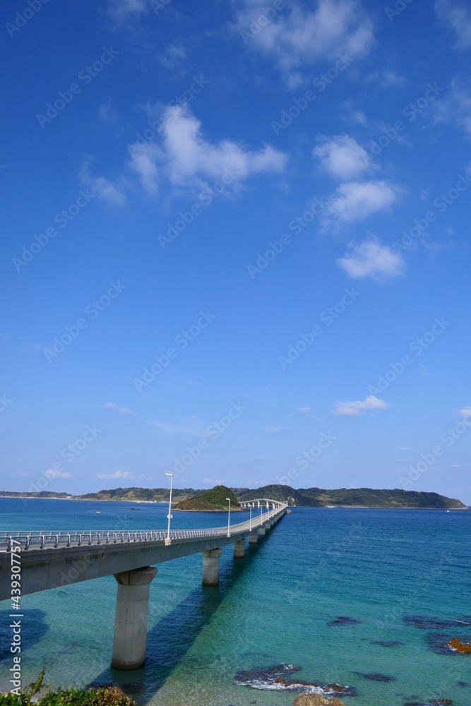 海士ヶ瀬戸海峡に架かる角島大橋。下関、山口、日本。10月中旬。