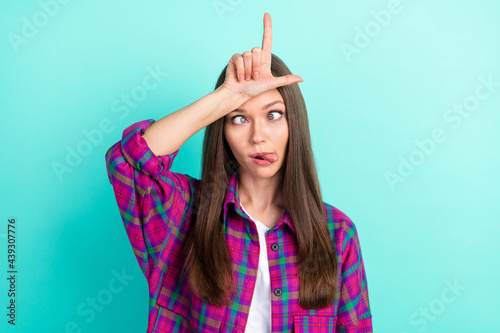 Foto Photo of crazy long hairdo young lady show loser sign wear checkered shirt isola