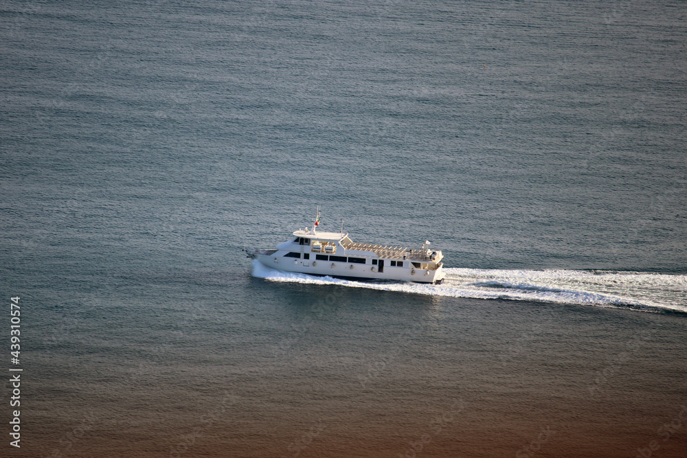 Traghetto senza persone a bordo in navigazione nel mare Traghetto senza persone a bordo in navigazione nel mare