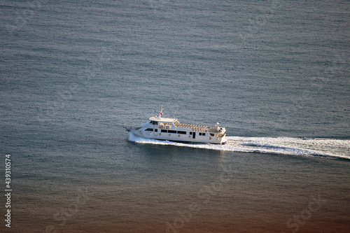 Traghetto senza persone a bordo in navigazione nel mare photo
