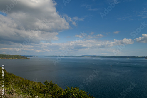 vue sur la rade de Brest en France avec ciel bleu et mère calme avec voilier