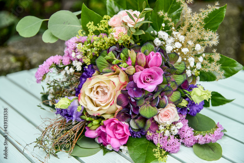 Ein Blumenstrauß im Boho Style mit Rosen und Trockenblumen 