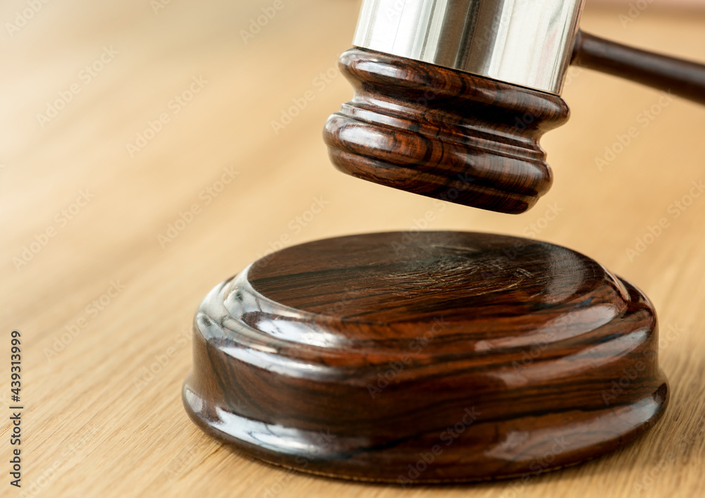 Φωτογραφία Closeup of gavel judgement concept