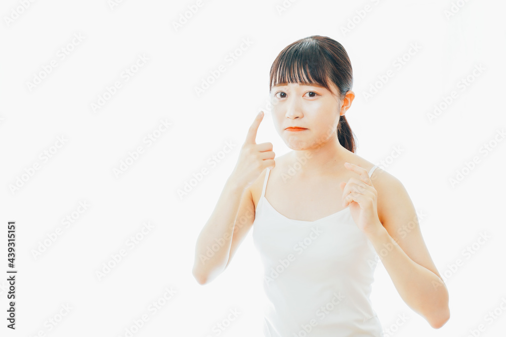 コンタクトレンズを装着する若い女性 コンタクトレンズを装着する若い女性
