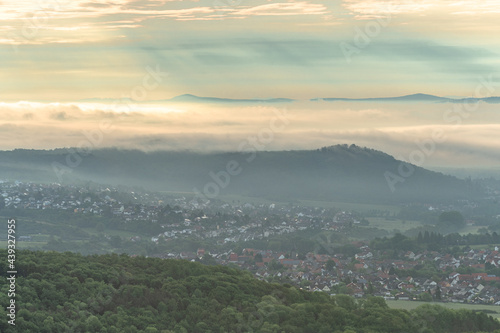 Blick vom Dörnberg ins neblige hessische Bergland