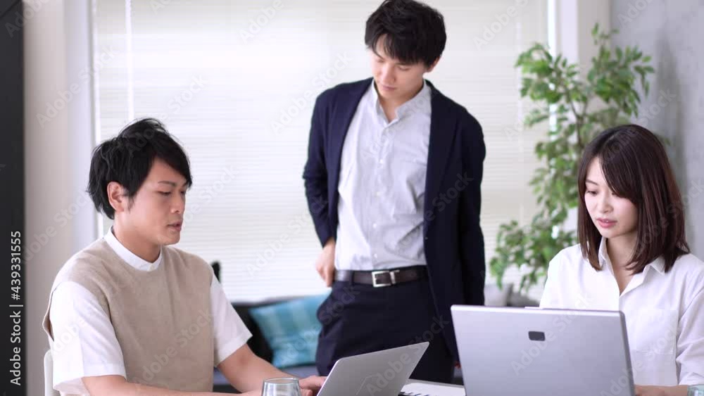 オフィスで働くビジネスパーソン