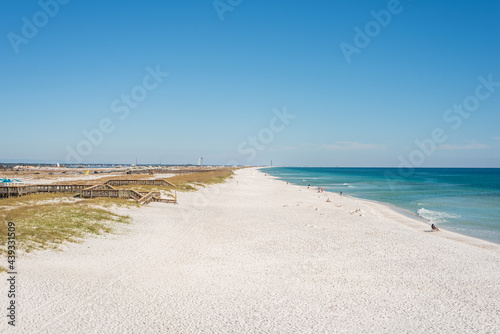 Foto "Navarre Beach, Florida – White Sand Beaches, Gulf Coast Scenery, and Wooden Boa