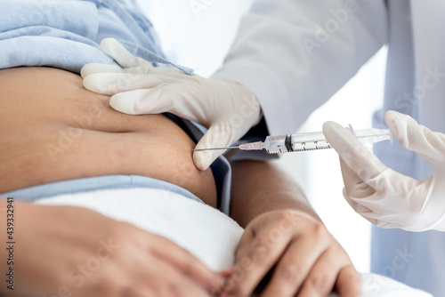 Quadro em tela Blurred soft images, Doctor was about to inject insulin vaccine on abdomen, fat woman patient which admitted to treatment from diabetes and obesity,  to people health care and diabetes concept