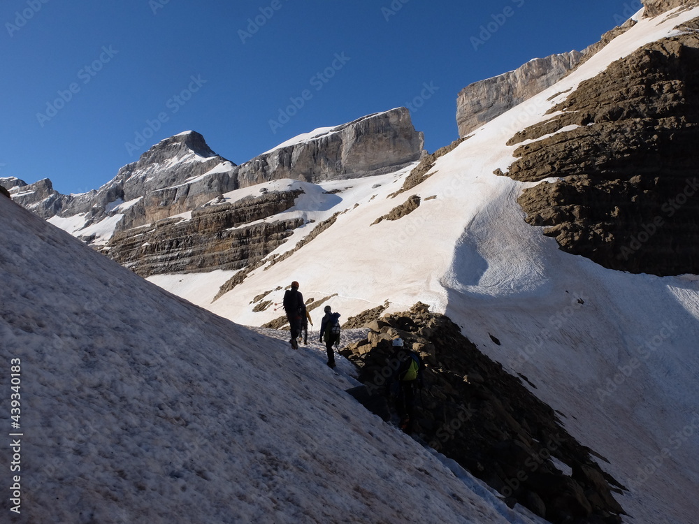 Alpinistes en montagne dans les Pyrénées à la brèche de Roland dans le cirque de Gavarnie sur la neige et la glace