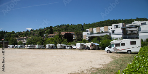 Camping cars alignés sur la place au pied de la montagne © Hervé Rouveure