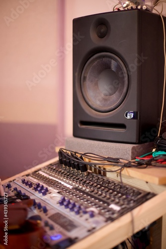 Enceinte de monitoring, interface audio connexion câble - studio d'enregistrement musique