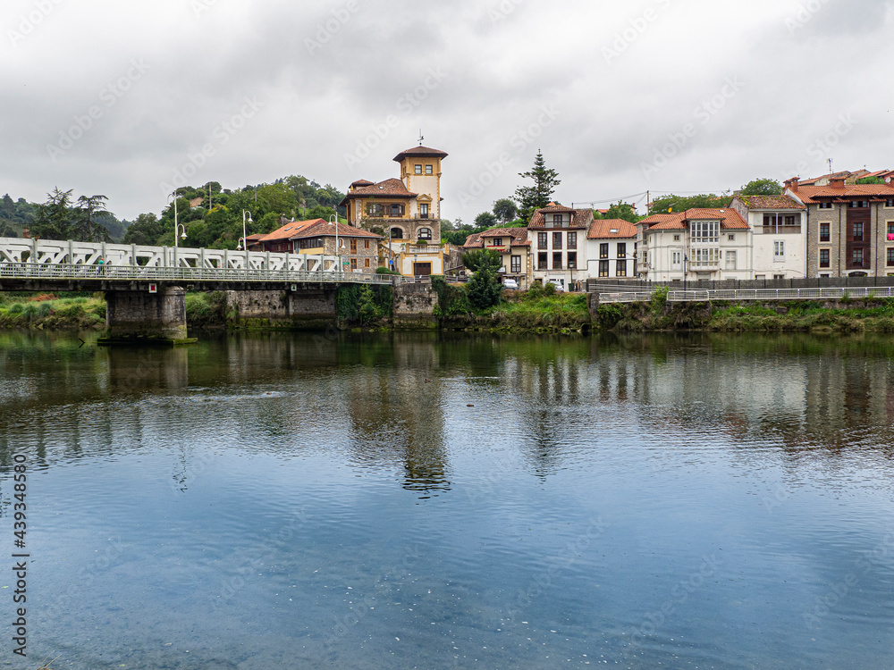 Vistas de los reflejos del pueblo de Unquera en el rìo Deva por  en Cantabria, verano de 2020