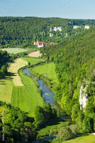 Oberes Donautal mit Ausblick auf Kloster Beuron im Hintergrund. Ausblick von Knopfmacherfelsen. © Schlesier
