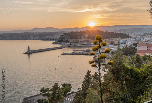 Soleil couchant sur Nice et la C  te d Azur