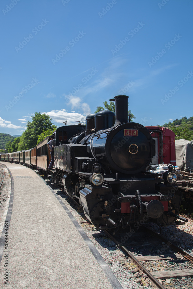 Départ du train tiré par une vieille locomotive à vapeur