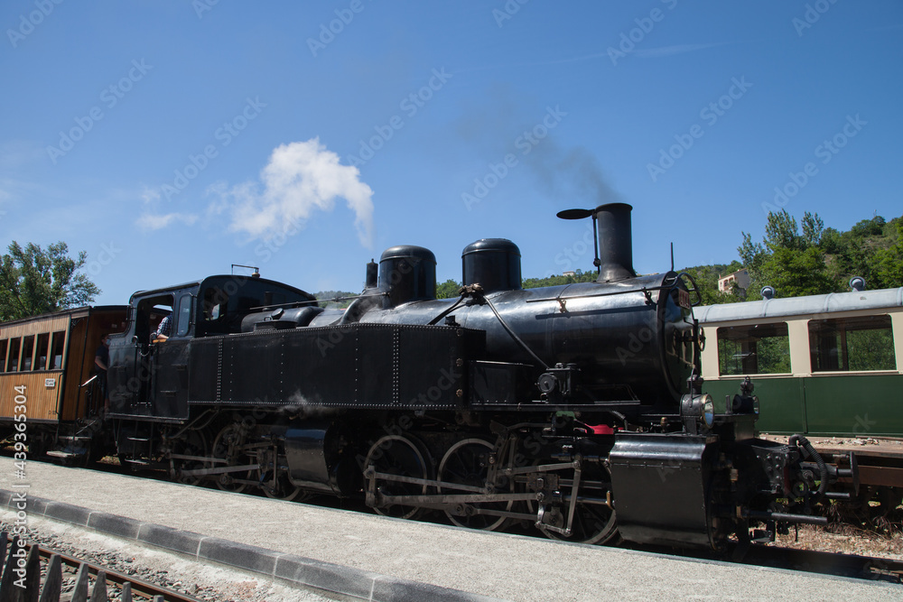 Vieille locomotive à vapeur s'apprêtant à quitter la gare Vieille locomotive à vapeur s'apprêtant à quitter la gare